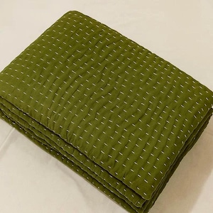 Handgemaakte olijfgroene Kantha-quilt, met witte draad handgestikte katoenen deken, beddengoedsprei voor kingsize en queensize bedden.