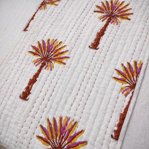 Pode incluir: Um conjunto de três canecas de cerâmica com acabamento manchado e fosco. As canecas são em tons de creme, castanho claro e castanho escuro. Cada caneca tem um design simples e uma alça arredondada.