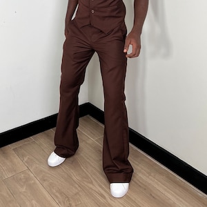 Flare herenbroek, stijlvolle broek, wijd uitlopende pijpen, trendy coole herenbroeken, relaxte vintage herenkleding, discobroek, uitlopende wijde pijpen, jaren 70 broek