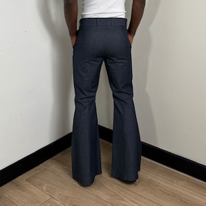 Flare herenbroek, spijkerbroek, wijd uitlopende pijpen, trendy coole herenbroeken, relaxte vintage herenkleding, discobroek, uitlopende wijde pijpen, jaren 70 broek