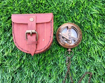 Brújula de reloj de sol de latón vintage con cadena y estuche de cuero