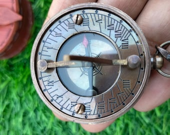 Reloj de sol de bolsillo Dollond London con brújula y estuche de cuero.