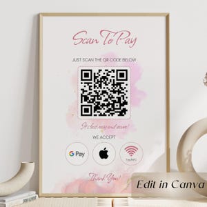 Op de afbeelding: Een ingelijste poster met de tekst "Scan To Pay" in een decoratief lettertype. Hieronder staat een QR-code, met de tekst "Just scan the QR code below." De poster zegt ook "It's fast, easy and secure!" en vermeldt betalingsopties: G Pay, Apple Pay en Tap/NFC.