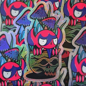 Könnte beinhalten: Holografische Aufkleber mit einer cartoonartigen Kreatur in Rot und Blau, vor einem Hintergrund aus stilisierten Pilzen und Blättern. Die Kreatur hat eine schädelartige Basis und einen bedrohlichen Ausdruck.