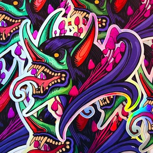 Könnte beinhalten: Eine Sammlung holografischer Aufkleber mit einem stilisierten Monster mit grünen und roten Akzenten, scharfen Zähnen und einer langen Zunge. Das Design umfasst lila pilzartige Elemente und einen dunklen Hintergrund.