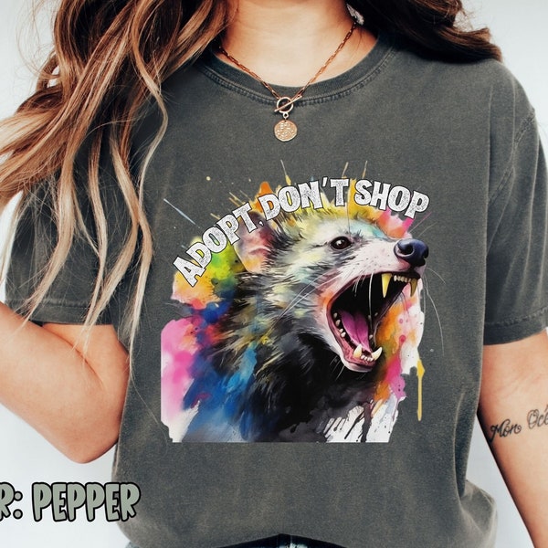 Comfort Colors® Adopt Don't Shop Opossum T-Shirt, Opossum-Shirt, böse Opossum, böse Mädchen-Club-Shirts, seltsame Hemden, seltsame T-Shirts