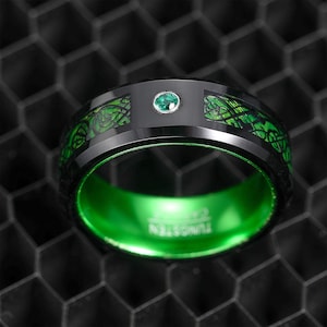 8 mm Celtic Dragon Inlay Czarny i Zielony Pierścień Wolframowy, Pierścień z Włókna Węglowego Wolframu, Polerowana Obrączka Ślubna Z Fazowanymi Krawędziami dla Kobiet i Mężczyzn