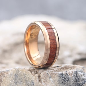 Rose Gold Tungsten Ring, Unisex 8mm Tungsten Koa Wood Wedding Ring Rose Gold Beveled Edges Ring for Men Women
