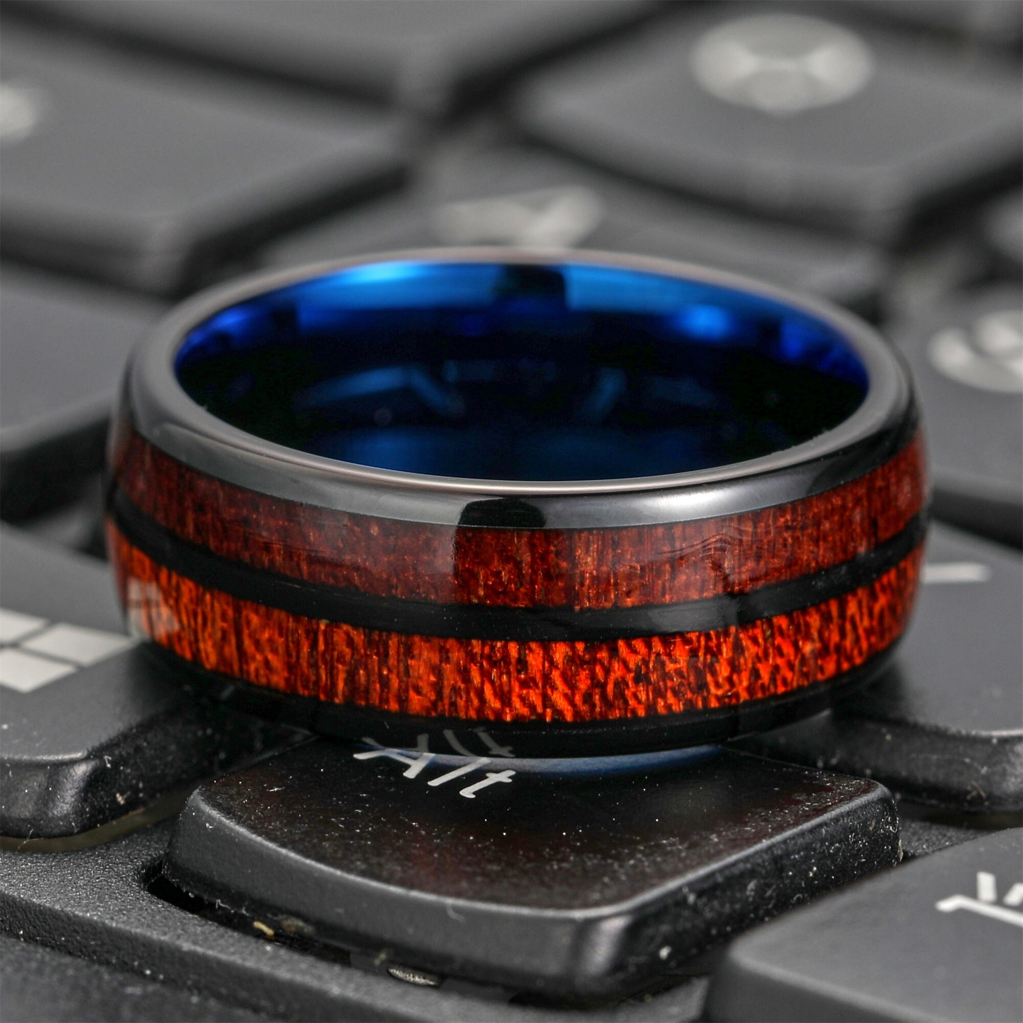 Fede Nuziale In Carburo Di Tungsteno 8mm Con Inserto In Legno Koa &ndash; Unisex, Made In UK