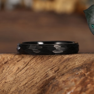 4mm Black Tungsten Ring, Wedding Rings Rings for men and women Gift Rings,Hammered Finish Ring