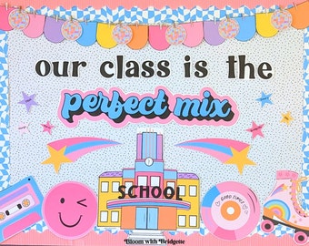 Peut inclure: Un tableau d'affichage coloré avec le texte "our class is the perfect mix" en lettres noires. Le tableau est décoré d'un bâtiment scolaire, d'une cassette, d'un visage souriant, d'un disque, de patins à roulettes et d'étoiles. Le texte "Bloom with Bridgette" est en bas du tableau.