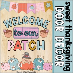 Könnte beinhalten: Willkommen in unserem Patch-Türe-Dekor mit Herbstthema. Das Schild hat einen Holz-Hintergrund mit einem rosafarbenen, blauen und gelben Willkommensschild mit einem niedlichen Eichel-Design. Das Schild ist mit herbstlichen Elementen wie Kürbissen, Blättern und einem niedlichen Truthahn verziert.