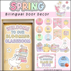 Op de afbeelding: Een lente-thema deurdecoratieset met de tekst "SPRING Bilingual Door Decor". De set bevat stickers, banners en een deurbord dat zegt "WELCOME TO OUR BLOOMING CLASSROOM". Het ontwerp bevat schattige illustraties van eenden, bloemen en boeken.