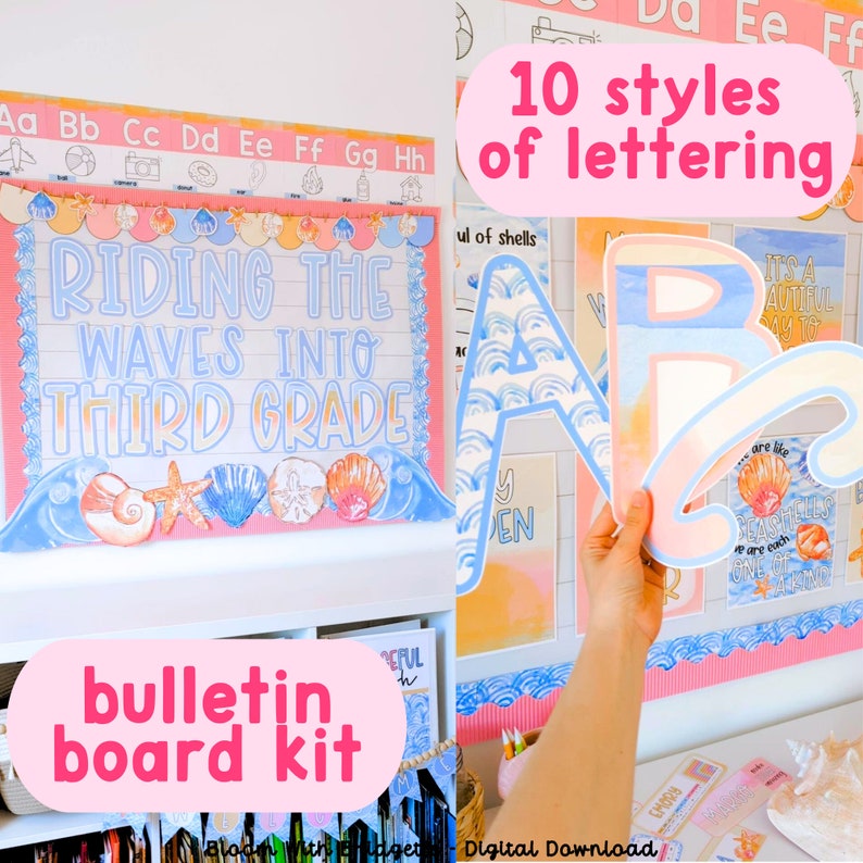 Pode incluir: Um kit de quadro de avisos com tema de praia. O kit inclui uma variedade de letras coloridas, bordas e decora&ccedil;&otilde;es. As letras s&atilde;o de estilos e cores diferentes, e as decora&ccedil;&otilde;es incluem conchas, estrelas do mar e ondas. O texto no quadro de avisos diz "Riding the Waves into Third Grade".