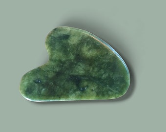 Gua Sha aus Jade für Gesichtsmassagen und Selfcare