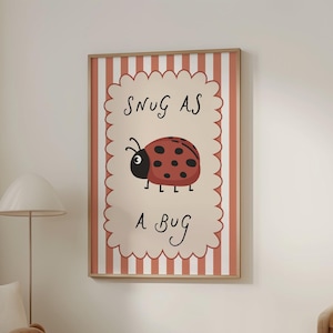 Könnte beinhalten: Gerahmter Wandkunstdruck mit einem Cartoon-Marienkäfer und dem Text "Snug as a Bug". Das Kunstwerk hat einen cremefarbenen Hintergrund mit einem rot-weiß gestreiften Rand. Ein brauner Teddybär sitzt auf einem Holzstuhl.