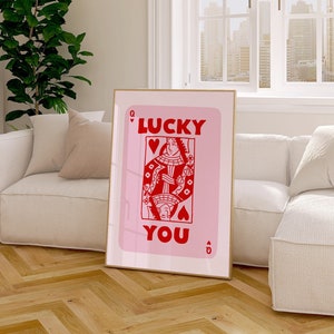 Trendy Lucky You-print // koninginprint, lucky you-poster, speelkaartposter, trendy retro muurkunst, roze en rode print, PRINTBARE WALL ART