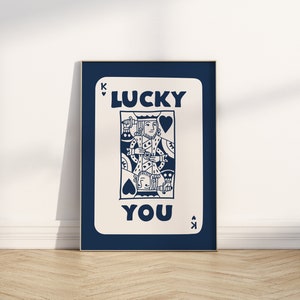 Impresión moderna "Lucky You" // Impresión de rey, póster "Lucky You", póster de naipes, arte de pared retro moderno, impresión de pared azul marino, ARTE DE PARED IMPRIMIBLE