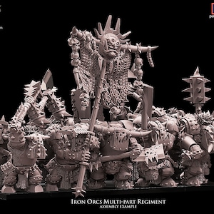 Può includere: Un kit di modelli in plastica multi-parti di Orchi di Ferro, un reggimento di gioco di guerra fantasy. Il kit include una varietà di armi e armature, ed è mostrato assemblato con uno stendardo. Il kit è progettato per l'uso con il sistema di gioco Avatars of War.