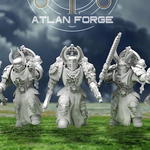 Puede incluir: Cinco figuras detalladas, de color claro, de figuras blindadas con armas y cascos ornamentados. Las figuras están sobre una superficie verde con un fondo de cielo nublado. El texto "ATLAN FORGE" está en la parte superior.