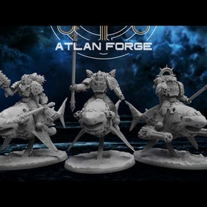 Puede incluir: Tres figuras grises en miniatura de guerreros montados en tiburones estilizados. Cada figura está detallada con armadura y armamento, montada en un tiburón con aletas y una sonrisa amenazante. El texto "ATLAN FORGE" es visible.