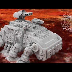 Op de afbeelding: Een lichtgrijs, gedetailleerd model van een futuristische tank met meerdere torentjes en mechanische poten. Het model staat tegen een roodbruine achtergrond. De tekst "ATLAN FORGE" is zichtbaar in een cirkelvormig logo.