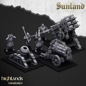 Puede incluir: Una colección de miniaturas grises de armas de asedio medievales y figuras. El conjunto incluye un mortero, un cañón de varios cañones y un gran trabuco, junto con varias figuras en miniatura. Los logotipos "Sunland" y "highlands miniatures" son visibles.