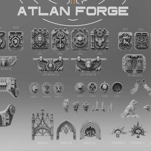 Puede incluir: Imagen en escala de grises que muestra varias piezas en miniatura impresas en 3D, incluyendo escudos ornamentados, arcos y elementos decorativos. El texto "ATLAN FORGE" está en la parte superior. Las piezas presentan diseños detallados, como calaveras, águilas y cabezas de león.