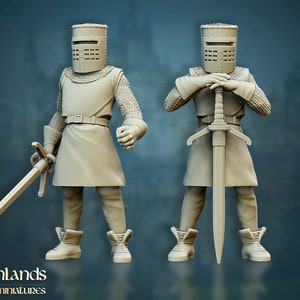 Op de afbeelding: Twee miniatuurfiguren van ridders in harnas. De ridders dragen helmen met vizieren, maliënkolders en tunieken. Eén ridder houdt een zwaard vast, de ander rust zijn armen op een zwaard. De figuren zijn in een neutrale kleur.