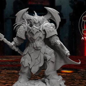 Puede incluir: Una figura en miniatura gris y detallada de un guerrero que lleva armadura con un arma grande y puntiaguda. La figura está de pie sobre una base y tiene una apariencia demoníaca con alas y cuernos. El fondo está desenfocado y presenta una combinación de colores rojo y negro.