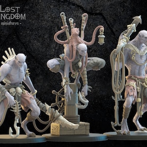Può includere: Tre figure in miniatura dettagliate e dipinte a mano di creature mostruose con tratti scheletrici e temi nautici. Le figure sono in pose dinamiche e presentano dettagli intricati, tra cui armi, armature e accessori.