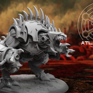 Könnte beinhalten: Graue, detaillierte Figur einer mechanischen Kreatur mit scharfen Zähnen und Krallen. Die Figur hat einen stacheligen Rücken und steht auf einem runden Sockel. Der Text "ATLAN FORGE" ist sichtbar.