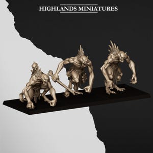 Peut inclure: Trois figurines miniatures détaillées de créatures monstrueuses, posées sur une base noire. Les figurines sont de couleur neutre, avec des traits acérés et des expressions menaçantes. Le texte "HIGHLANDS MINIATURES" est en haut de l'image.