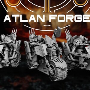 Könnte beinhalten: Drei grau-graue, futuristisch aussehende Motorräder mit stacheliger Panzerung und großen Rädern werden gezeigt. Jedes Motorrad hat eine Fahrerfigur. Der Text "ATLAN FORGE" befindet sich oben im Bild.