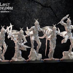 Peut inclure: Cinq figurines miniatures non peintes d'elfes féminines avec des bandeaux de tête en forme de croissant de lune, tenant des épées et des poignards. Les figurines sont posées dans des poses dynamiques et sont prêtes au combat.