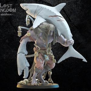 Puede incluir: Una figura en miniatura pintada en gris y blanco de una criatura con un tiburón en la espalda. La criatura tiene un cuerpo humanoide con una larga barba que fluye y una mano grande y con garras. El tiburón es blanco con marcas grises y tiene una boca grande y abierta. La figura está de pie sobre una base redonda.