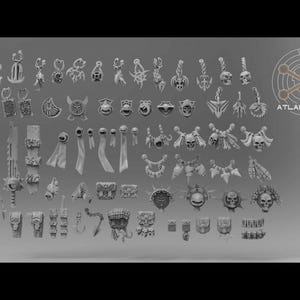 Puede incluir: Una colección de accesorios en miniatura de temática fantástica, que incluye espadas, colgantes y adornos con forma de calavera. Los artículos se muestran en escala de grises, con el logotipo "ATLAN FORGE" visible.