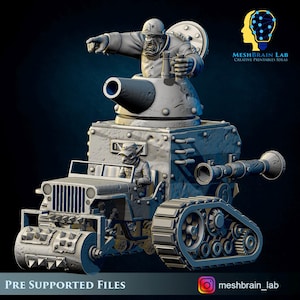 Può includere: Modello stampato in 3D di un veicolo militare ibrido, che combina un carro armato e un design jeep. Presenta una figura in uniforme militare che indica e un'altra che guida. Il testo "PRE SUPPORTED FILES" è visibile. Ideale per la stampa creativa.