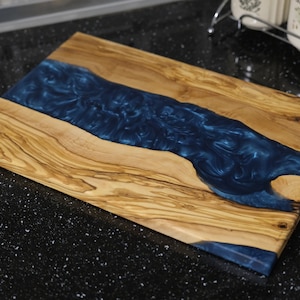 Handgemachtes Fluss-Schneidebrett aus Olivenholz: Dunkelblaues Harz-Charcuterie-Schneidebrett