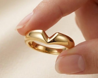 Chevron-Ring aus 14-karätigem Massivgold: 4 mm minimalistischer, V-förmiger Zigarrenring, breiter, stapelbarer, moderner, passender Kerb-Ehering, ideales Jahrestagsgeschenk für Sie