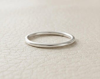 14 Karat Massivgold 1 mm dünner Ehering / Minimalistischer Ehering für Damen / Dünner Stapelring für Sie / Zarter, schlichter 1 mm Ring für Damen.