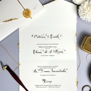 Partecipazione di matrimonio scritta a mano con elegante calligrafia