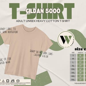 K&ouml;nnte beinhalten: Beiges Gildan 5000 Unisex-T-Shirt aus schwerer Baumwolle f&uuml;r Erwachsene. Das Shirt hat eine klassische Passform f&uuml;r entspanntes Tragen und ein abtrennbares Etikett zur Minimierung von Hautreizungen. Gr&ouml;&szlig;entabelle enthalten.