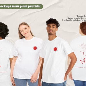 K&ouml;nnte beinhalten: Wei&szlig;e T-Shirts mit einem roten Sonnengrafik auf der Vorderseite und einem passenden Design auf der R&uuml;ckseite. Das R&uuml;ckendesign umfasst eine Sonne, die Zahl 7, einen Schmetterling und den Text "I'LL FOLLOW YOU INTO THE SUN."