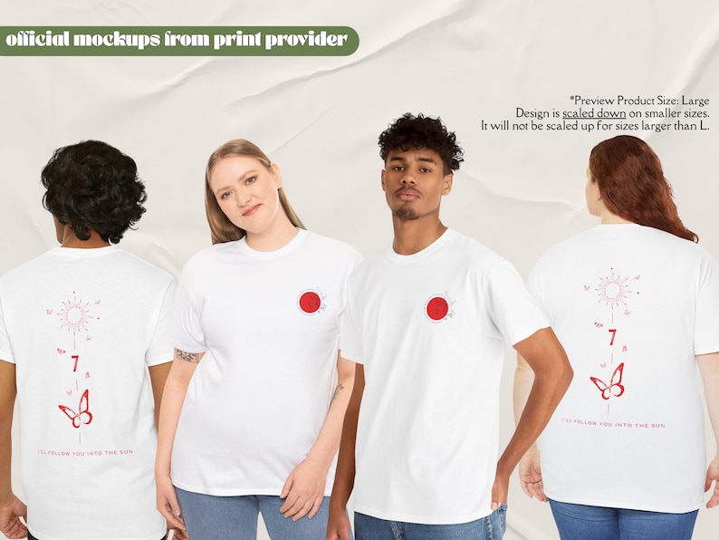 K&ouml;nnte beinhalten: Wei&szlig;e T-Shirts mit einem roten Sonnengrafik auf der Vorderseite und einem passenden Design auf der R&uuml;ckseite. Das R&uuml;ckendesign umfasst eine Sonne, die Zahl 7, einen Schmetterling und den Text "I'LL FOLLOW YOU INTO THE SUN."