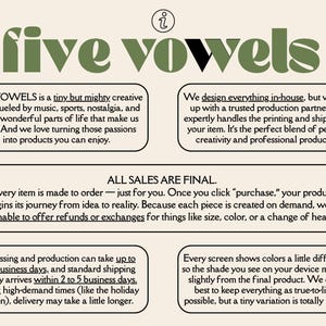 K&ouml;nnte beinhalten: Grafikdesign mit den Worten "five vowels" in einer gr&uuml;nen, stilisierten Schriftart. Das Bild enth&auml;lt Textfelder mit Informationen &uuml;ber die Marke, die Produktion und die Verkaufsrichtlinien. Der Hintergrund ist beige.