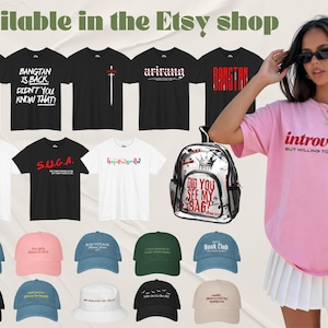 K&ouml;nnte beinhalten: Eine Auswahl an schwarzen und wei&szlig;en T-Shirts mit Grafiken und Text, rosa und wei&szlig;en H&uuml;ten sowie einem transparenten Rucksack. Der Text "available in the Etsy shop" befindet sich oben. Verschiedene Modeartikel.
