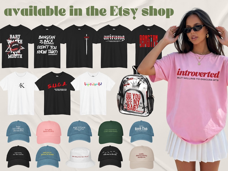 K&ouml;nnte beinhalten: Eine Auswahl an schwarzen und wei&szlig;en T-Shirts mit Grafiken und Text, rosa und wei&szlig;en H&uuml;ten sowie einem transparenten Rucksack. Der Text "available in the Etsy shop" befindet sich oben. Verschiedene Modeartikel.