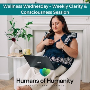 Puede incluir: Una persona con una blusa azul marino con bordados florales blancos está sentada en una silla blanca, usando una computadora portátil. La imagen incluye el texto "Wellness Wednesday - Weekly Clarity & Consciousness Session" y "Humans of Humanity". Una taza amarilla y un jarrón con flores están en una mesa auxiliar.