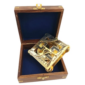 Può includere: Una meridiana vintage in ottone con numeri romani e l'iscrizione "Dollond London" è esposta all'interno di una scatola di legno con rivestimento in velluto blu. La scatola è in legno scuro con chiusura in ottone.